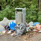 Eberhard Harney ärgert sich über Müllberge im Fredenbaumpark.