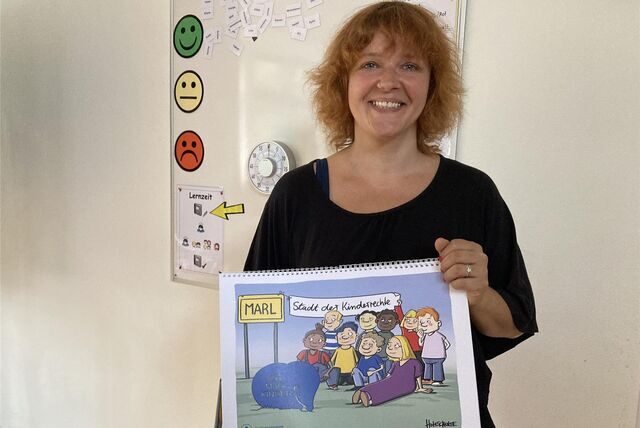 Stefanie Bull präsentiert den Marler Kinderrechtekalender
