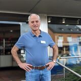 Hubertus Lauer vor der Urbanus-Apotheke in Rhade.