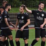 Rienat Mochuliak (2.v.r.) traf als Einwechselspieler doppelt für den VfL Kamen gegen den SV Herbern.