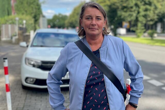 Eiene Anwohnerin sthet vor neuen Pollern an der Wittekindstraße.