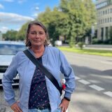 Eiene Anwohnerin sthet vor neuen Pollern an der Wittekindstraße.
