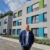 Eine Frau steht vor einem Gebäude