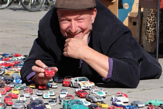 Der Künstler Ruppe Koselleck will aus ganz vielen kleinen Autos ein großes Werk erschaffen und es in Berlin zeigen.