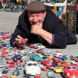 Der Künstler Ruppe Koselleck will aus ganz vielen kleinen Autos ein großes Werk erschaffen und es in Berlin zeigen.