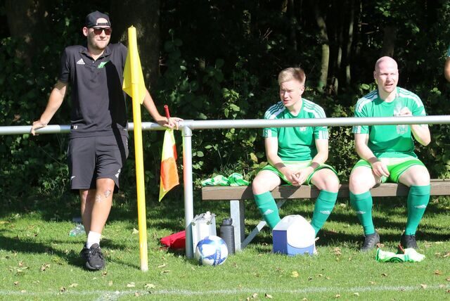 Jan Hendriks (l.) ist beim SV Bausenhagen wieder zum Pausieren verdammt und verfolgte das jüngster Meisterschaftsspiel neben Janik Frank und Jonas Franke von der Seitenlinie aus.
