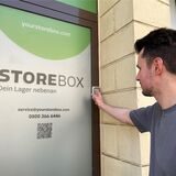 Ein Mann gibt einen Zahlencode an einer Storebox-Tür ein.