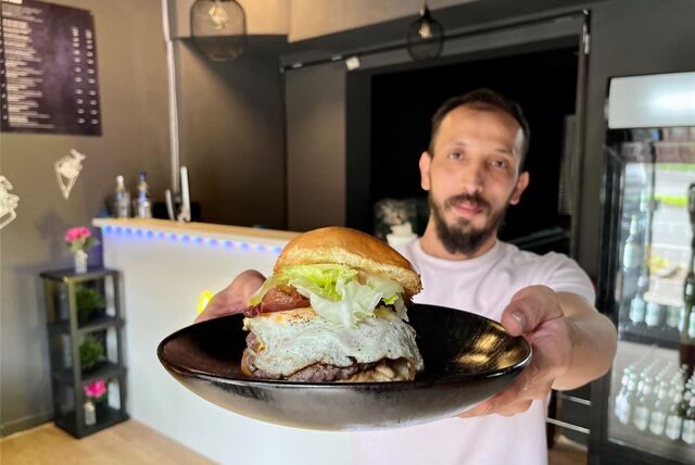 Mostafa Jamali hat einen neuen Burger-Imbiss in Dortmunds Kreuzviertel eröffnet.