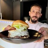 Mostafa Jamali hat einen neuen Burger-Imbiss in Dortmunds Kreuzviertel eröffnet.