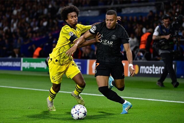 Karim Adeyemi im Zweikampf mit Kylian Mbappe.