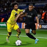 Karim Adeyemi im Zweikampf mit Kylian Mbappe.