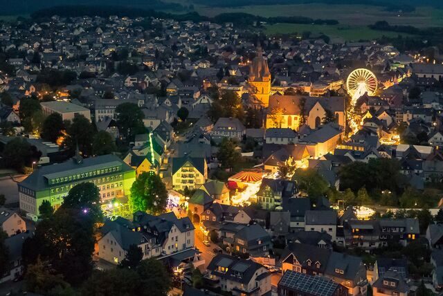 Ein Luftbild der Michaeliskirmes in Brilon.