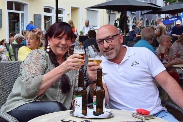 Mann und Frau prosten sich zu