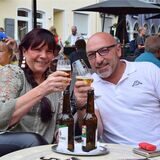 Mann und Frau prosten sich zu
