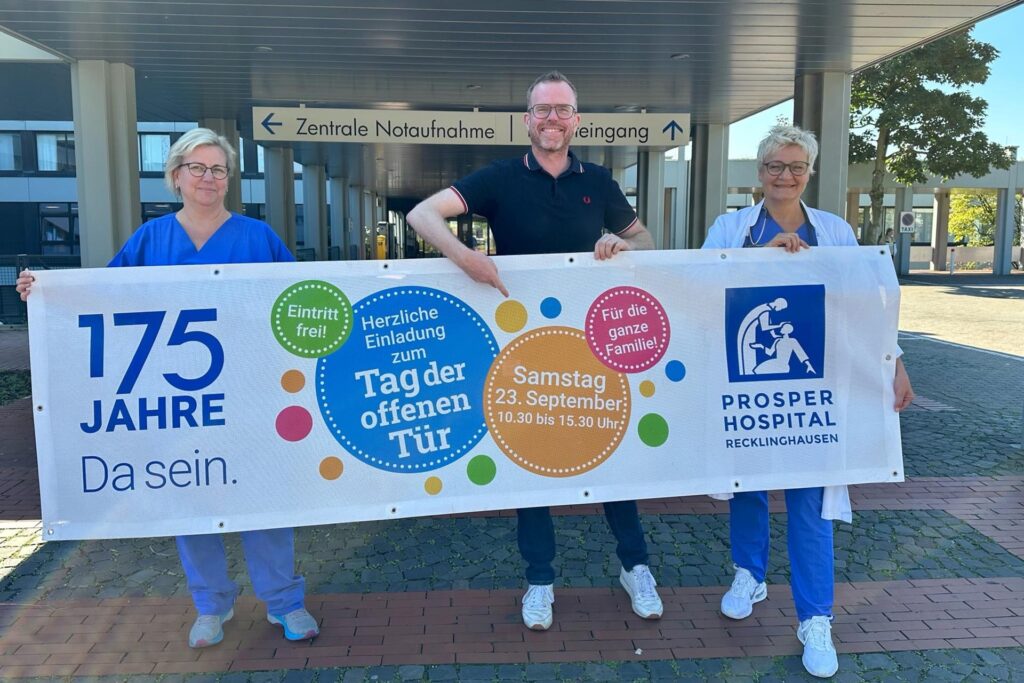 Anke Sonntag-Ontrup, Hubert Claves und Annette Stein halten ein Plakat zum Tag der offenen Tür im Recklinghäuser Prosper-Hospital in den Händen. Anke Sonntag-Ontrup, Hubert Claves und Annette Stein halten ein Plakat zum Tag der offenen Tür im Recklinghäuser Prosper-Hospital in den Händen.