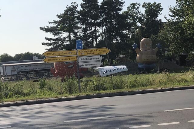 Die Autobahn-Ausfahrt von der A2 in Henrichenburg auf die B235: Vor Kopf stehen Verkehrsschilder. Eines davon hat einen Fehler. Und das seit über anderthalb Jahren.