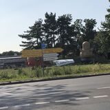 Die Autobahn-Ausfahrt von der A2 in Henrichenburg auf die B235: Vor Kopf stehen Verkehrsschilder. Eines davon hat einen Fehler. Und das seit über anderthalb Jahren.