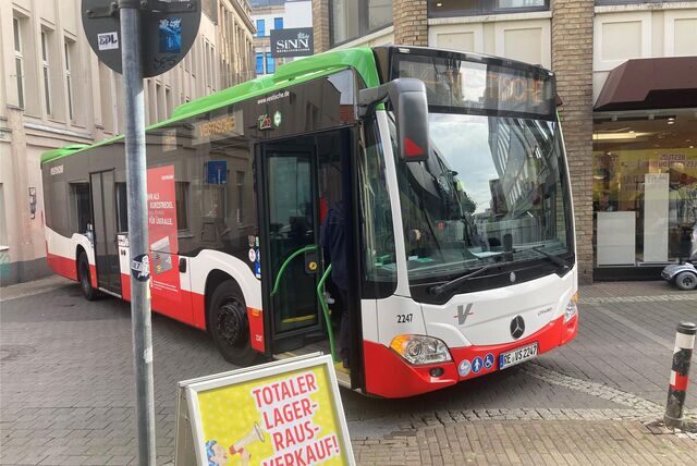 Ein Bus der Vestischen steht auf der Großen Geldstraße in Recklinghausen.