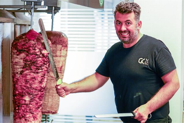 Frische Produkte, selbst hergestellte Saucen und eine geheime Gewürzmischung: Müfit Karatas will in seinem neu eröffneten Döner-Laden in Gladbeck mit Qualität und gutem Geschmack überzeugen. Bei TV-Koch Andreas C. Studer ist ihm das 2017 in Berlin schon gelungen.