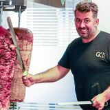 Frische Produkte, selbst hergestellte Saucen und eine geheime Gewürzmischung: Müfit Karatas will in seinem neu eröffneten Döner-Laden in Gladbeck mit Qualität und gutem Geschmack überzeugen. Bei TV-Koch Andreas C. Studer ist ihm das 2017 in Berlin schon gelungen.