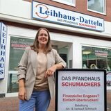 Eine Frau steht vor einem Geschäft.