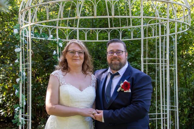 Janine (geborene Sieverding) und Andreas Zeller haben sich auf dem Hof Schulte-Rauxel das Ja-Wort gegeben.