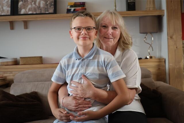 Vera McCann mit ihrem Pflegekinder Luca (10) in ihrem kleinen Reihenhaus in Aplerbeck