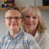 Vera McCann mit ihrem Pflegekinder Luca (10) in ihrem kleinen Reihenhaus in Aplerbeck