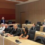 Der Arzt (vorne links) und seine Ehefrau (vorne rechts) zum Auftakt des Prozesstages am 21. September am Bochumer Landgericht. In der mittleren Reihe. Verteidigerin Andrea Ruschmeier. In der hinteren Reihe: Verteidiger Christian Weyer.