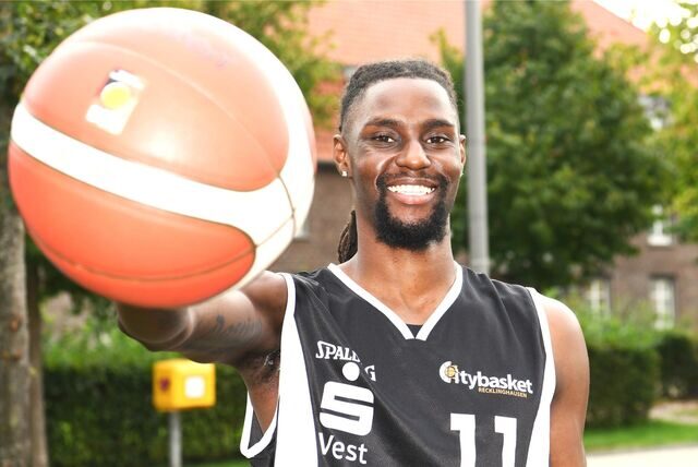 Basketball, 21. September 2023, Recklinghausen Neumarkt. Citybasket Recklinghausen stellt Zach Hinton vor. Der Spieler aus Los Angeles ist variabel einsetzbar auf dem Feld. Sein Debüt feiert er am kommenden Samstag im Kreisderby beim BSV Wulfen.