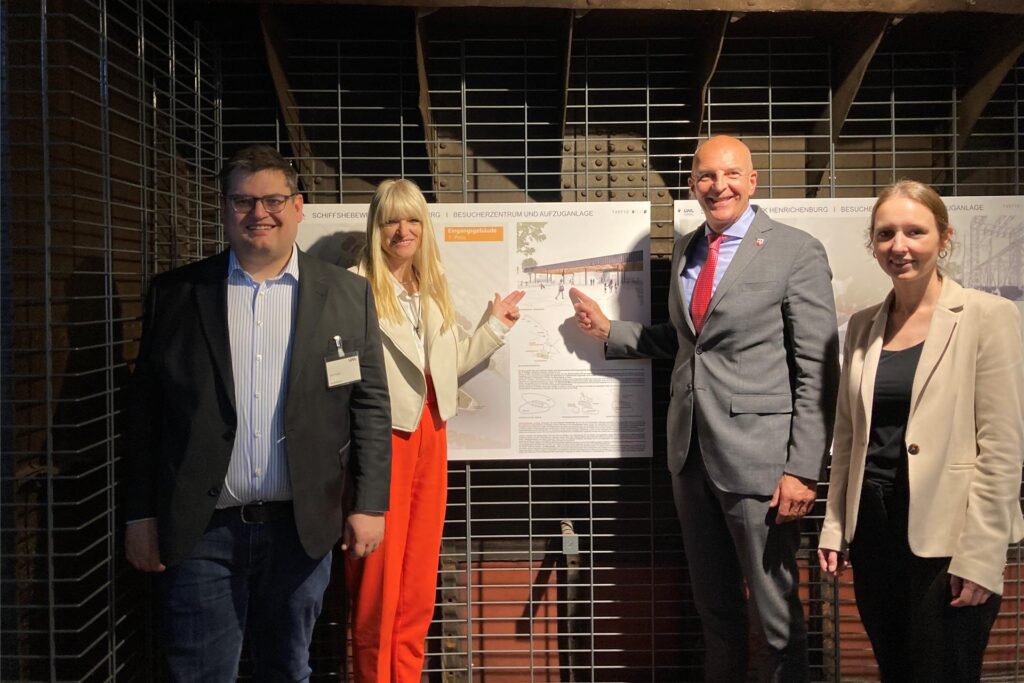 Von links nach rechts: LWL-Baudezernent Urs Frigger, LWL-Kulturdezernentin Dr. Barbara Rüschoff-Parzinger, LWL-Direktor Dr. Georg Lunemann und Waltrops Stadtentwicklungs-Dezernentin Jeanette Sebrantke. Von links nach rechts: LWL-Baudezernent Urs Frigger, LWL-Kulturdezernentin Dr. Barbara Rüschoff-Parzinger, LWL-Direktor Dr. Georg Lunemann und Waltrops Stadtentwicklungs-Dezernentin Jeanette Sebrantke.