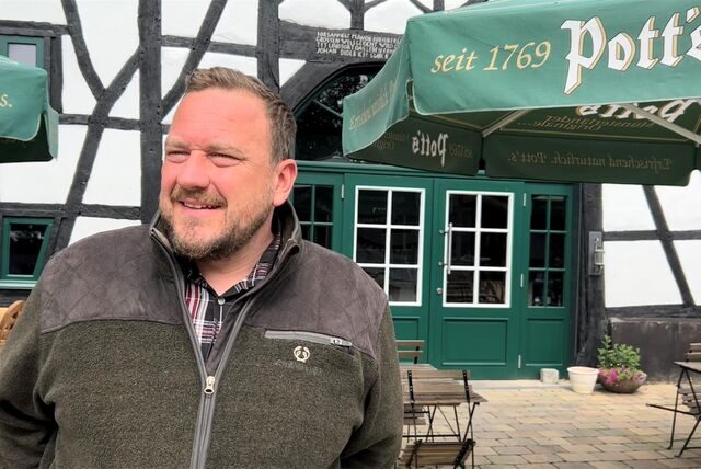Jan Menken. auf seinem gleichnamigen Hof vor dem Hofcafé.