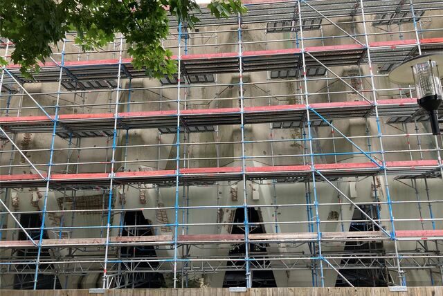 Auch der eingerüstete Sitzungstrakt des Marler Rathauses soll nach dem Willen der Mehrheit des Stadtrats weiter saniert werden.