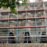Auch der eingerüstete Sitzungstrakt des Marler Rathauses soll nach dem Willen der Mehrheit des Stadtrats weiter saniert werden.