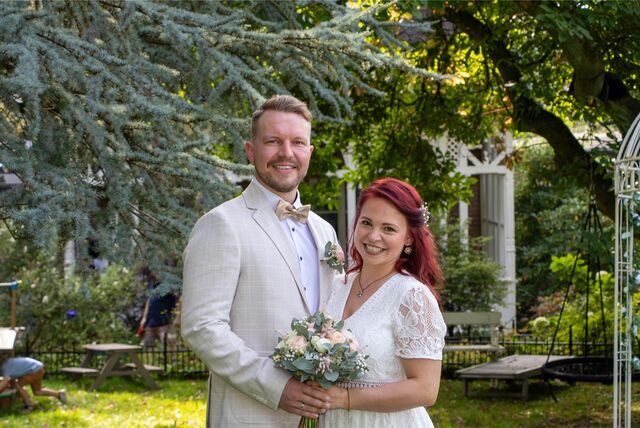 Sarah (geborene Block) und Fabian Koch wollten eigentlich bereits im Juli heiraten. Doch dann mussten sie die Hochzeit in den September verschieben.