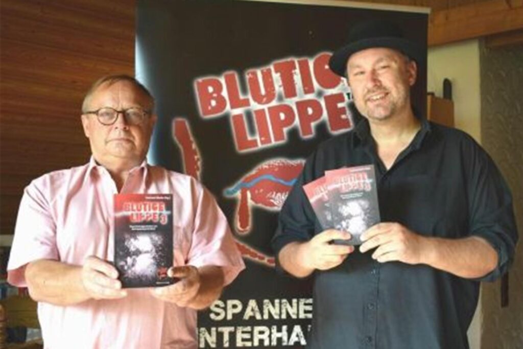 Festivalleiter Hartmut Marks und Autor/Verleger Magnus See halten Bücher in den Händen. Festivalleiter Hartmut Marks und Autor/Verleger Magnus See halten Bücher in den Händen.