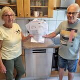 Ein Mann und eine Frau zeigen eine Menge Papierkram