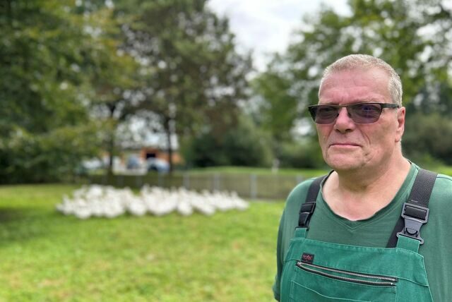 Ulrich Dingebauer auf seinem gleichnamigen Hof vor einer Gänseschar.