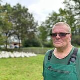 Ulrich Dingebauer auf seinem gleichnamigen Hof vor einer Gänseschar.