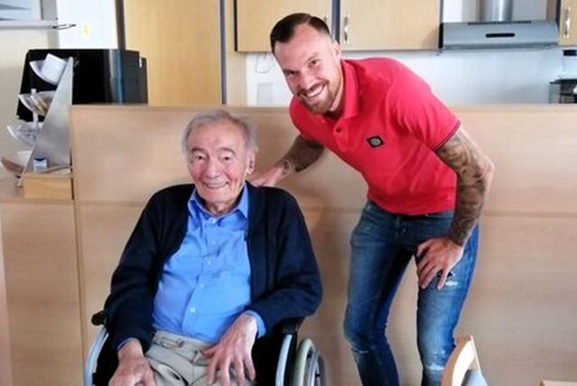 Fußball-Star Kevin Großkreutz und Georgios Lavrentiadis im Altenheim Josefshaus