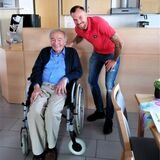 Fußball-Star Kevin Großkreutz und Georgios Lavrentiadis im Altenheim Josefshaus