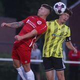 Marvin Eckardt und Erik Middelmann (r.) steigen zum Kopfballduell hoch.