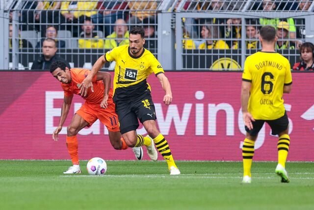 Mats Hummels im Zweikampf.