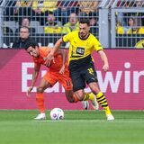 Mats Hummels im Zweikampf.