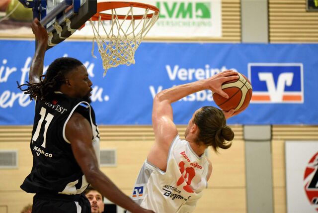 Laurits Wilke zieht gegen Zack Hinton zum Korb