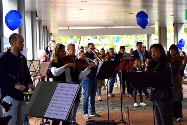 Musiker der Neuen Philharmonie Westfalen stehen im Prosper-Eingang.