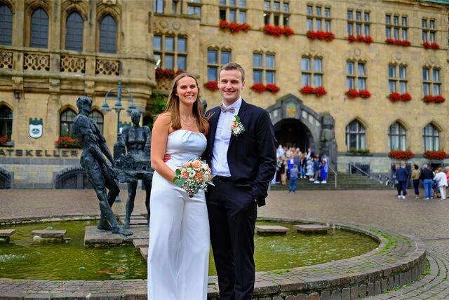 Anna Brockmann und Julian Grunwald vor dem Recklinghäuser Rathaus