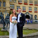 Anna Brockmann und Julian Grunwald vor dem Recklinghäuser Rathaus