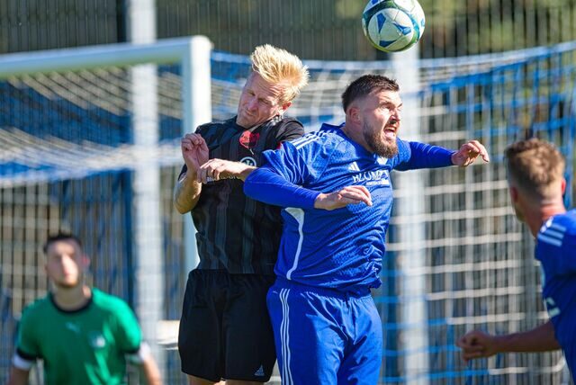Der VfB Habinghorst (blaue Trikots, rechts Julian Theiler) besiegte den SuS Merklinde (links, mit Lars Blank) mit 1:0 und ist neuer Tabellendritter der Kreisliga A.