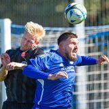 Der VfB Habinghorst (blaue Trikots, rechts Julian Theiler) besiegte den SuS Merklinde (links, mit Lars Blank) mit 1:0 und ist neuer Tabellendritter der Kreisliga A.